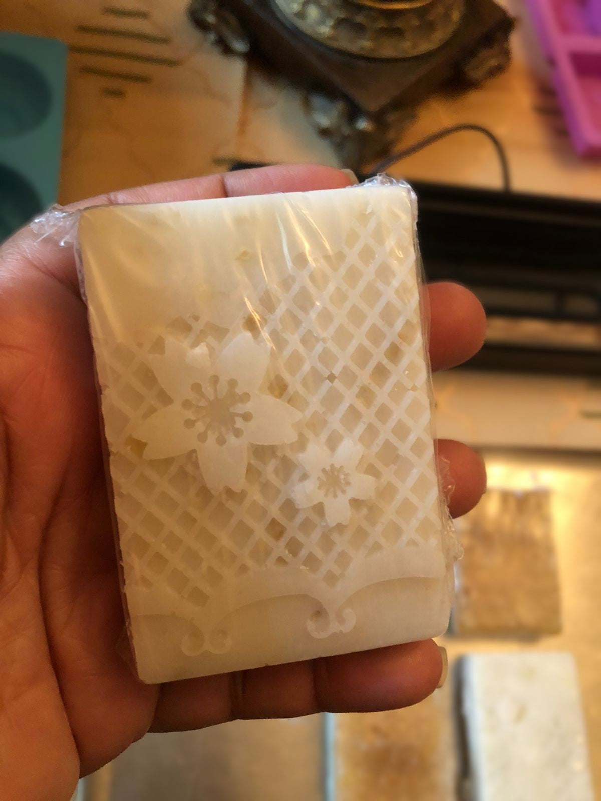 Jabón artesanal Aura Natural con capa frontal de miel y base de avena