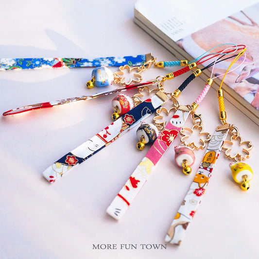 Llavero Maneki Neko con flor de cerezo 🌸