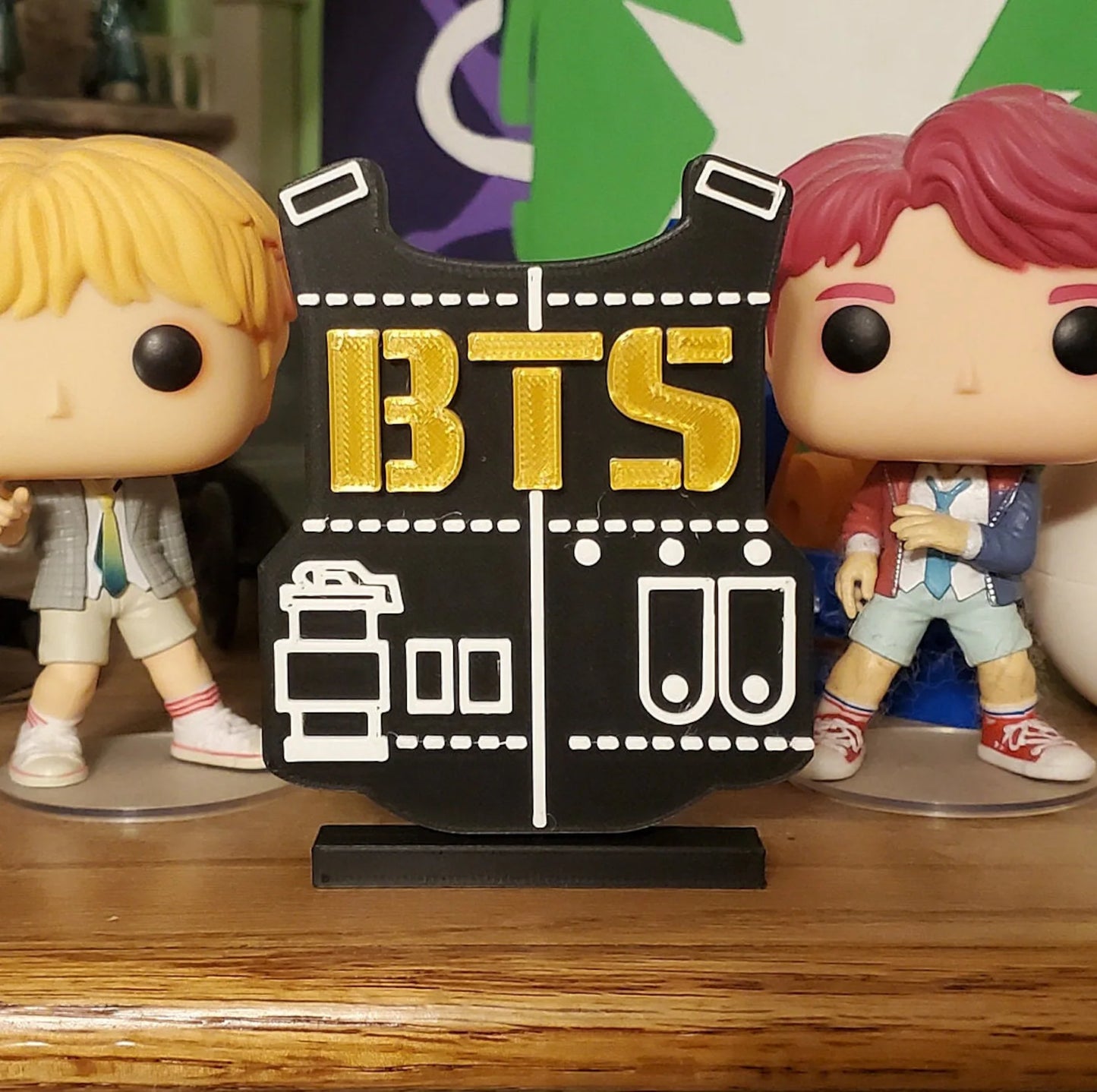 💜 BTS Bangtan 2 Cool 4 Skool Standee – Edición Logo Clásico