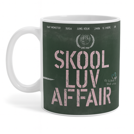 Taza BTS Skool Luv Affair blanca de cerámica con diseño del álbum, disponible en SakuPop RD.