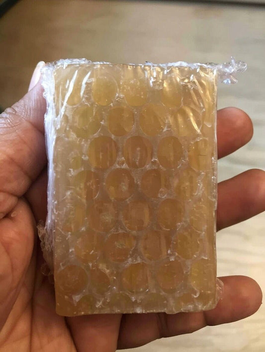 Jabón artesanal Aura Natural con capa frontal de miel y base de avena