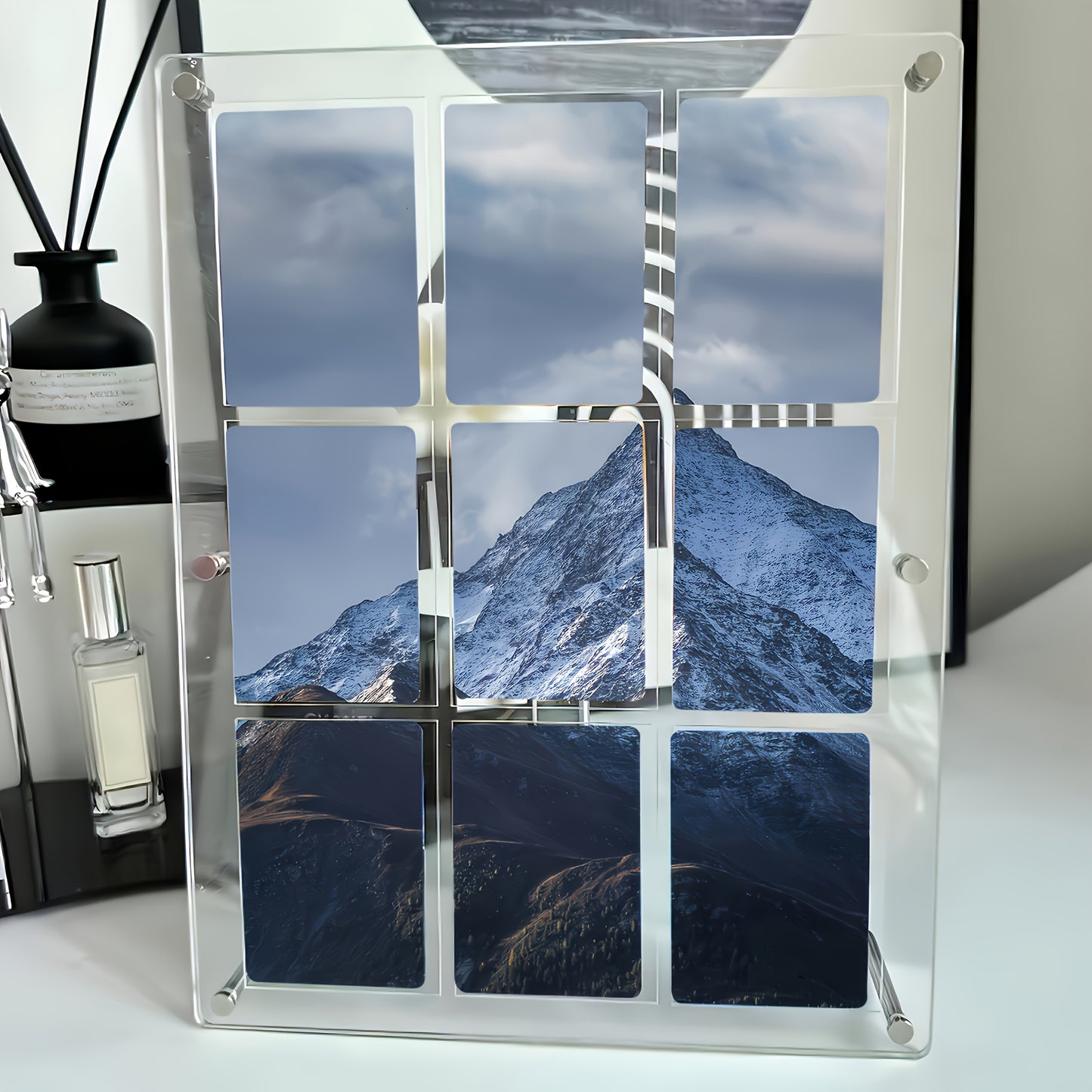 Display stand acrílico transparente para 9 photocards, diseño paisaje montañoso, disponible en SakuPop RD.