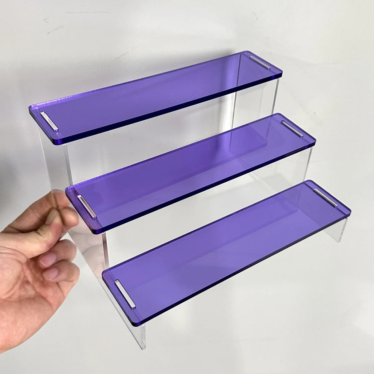 Estante acrílico colorido para figuras, estilo moderno, disponible en SakuPop RD.