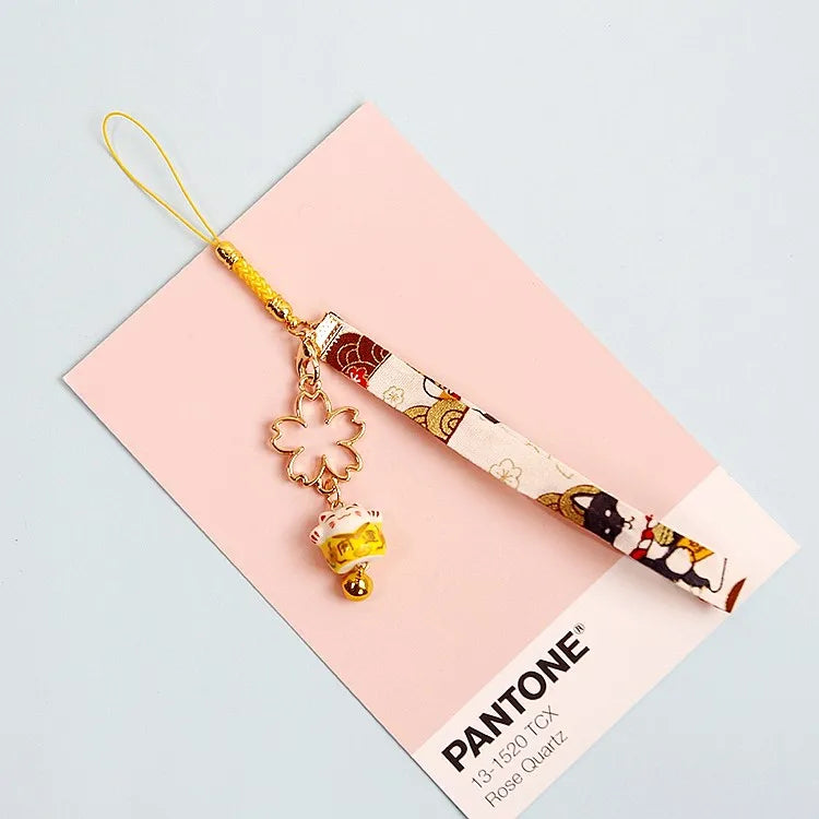 Llavero Maneki Neko con flor de cerezo 🌸
