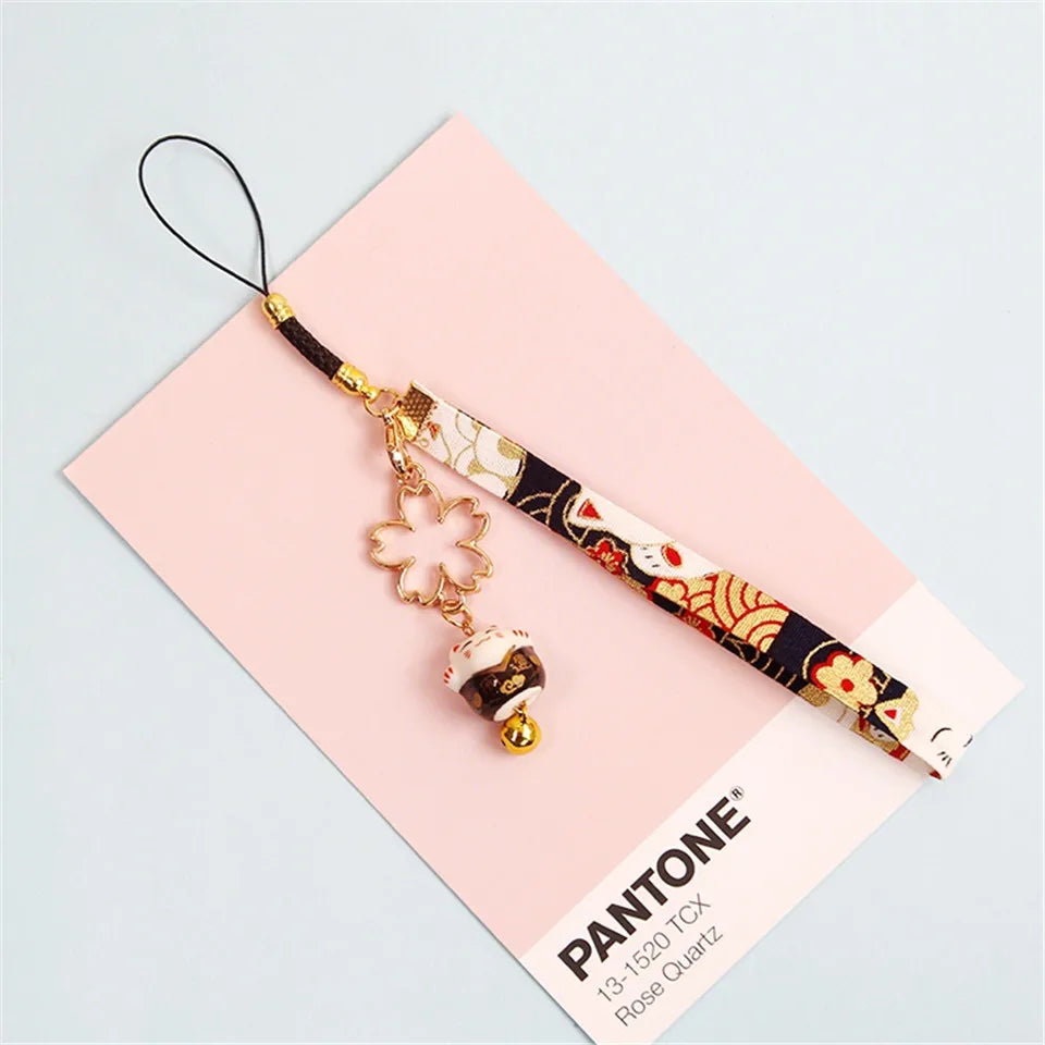 Llavero Maneki Neko con flor de cerezo 🌸