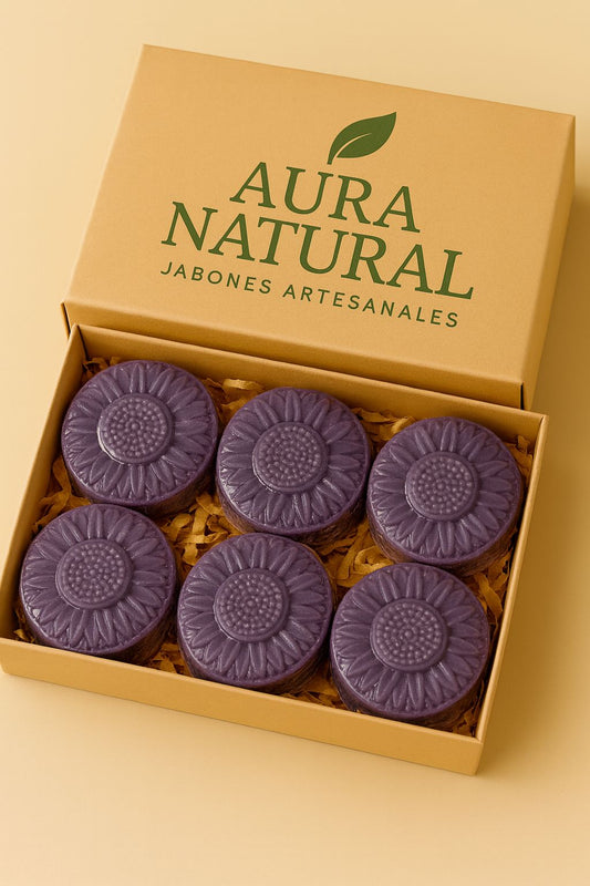 Jabón artesanal de lavanda con vitaminas Aura Natural disponible en packs en SakuPop RD.
