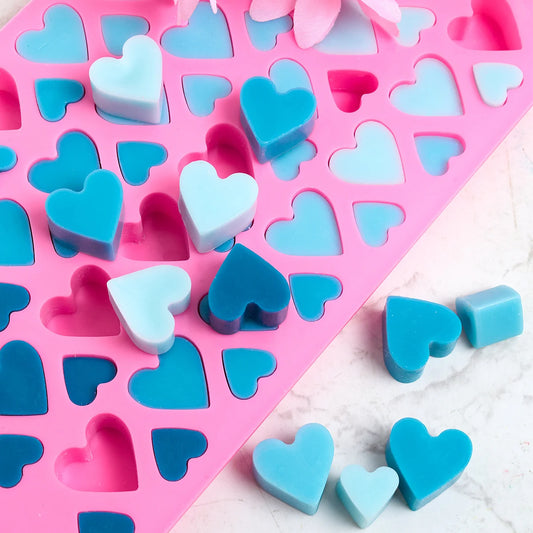 Molde de silicona en forma de corazón con 56 compartimentos, ideal para jabones, velas artesanales, chocolates, repostería y decoración de fiestas.