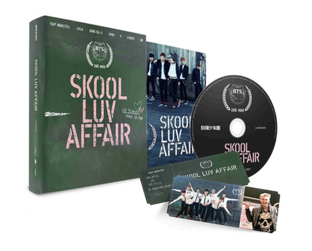 BTS Skool Luv Affair 2nd Mini Album versión Weverse con booklet de 115 páginas y photocard aleatoria.