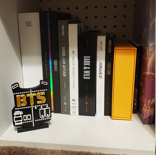 💜 BTS Bangtan 2 Cool 4 Skool Standee – Edición Logo Clásico