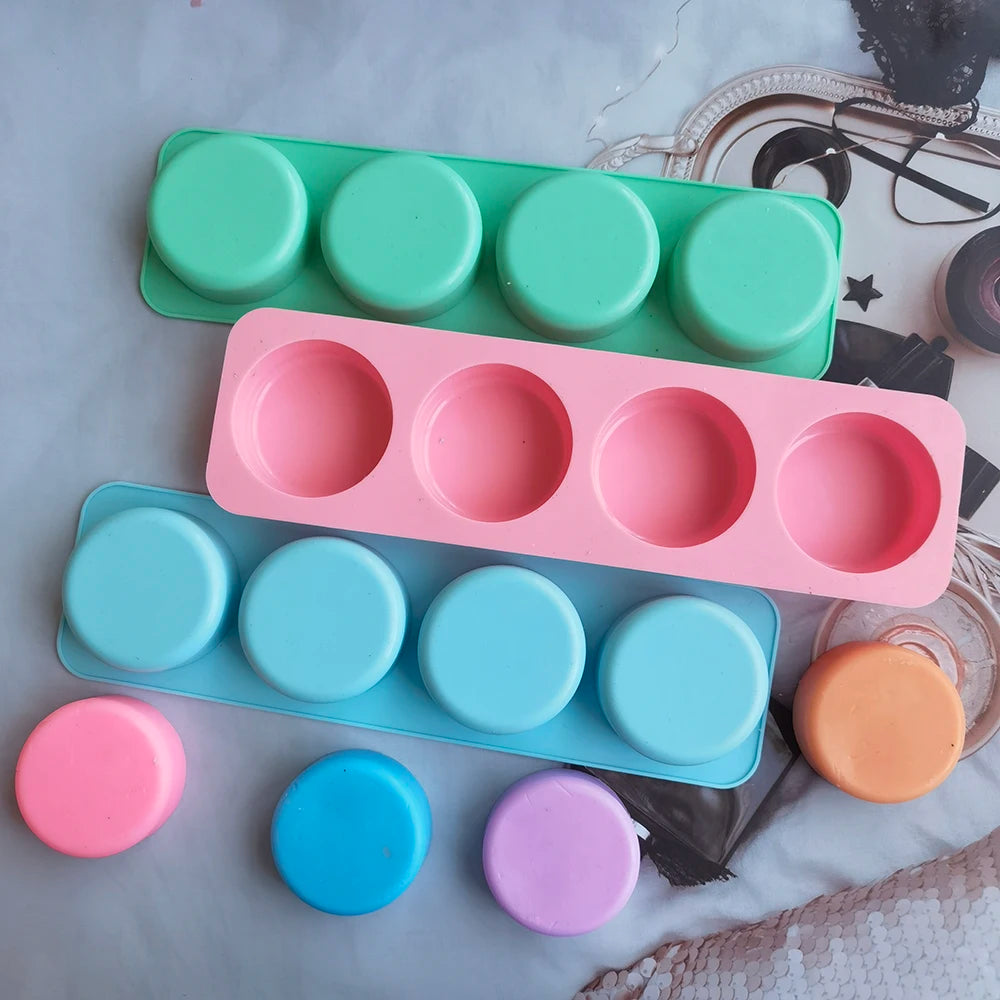 Molde de silicona 4 cavidades oval, redondo y cuadrado para jabones, velas y manualidades DIY disponible en SakuPop RD.