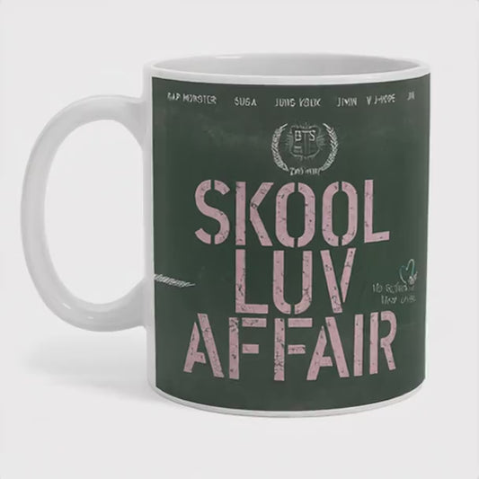 Taza BTS Skool Luv Affair blanca de cerámica con diseño del álbum, disponible en SakuPop RD.