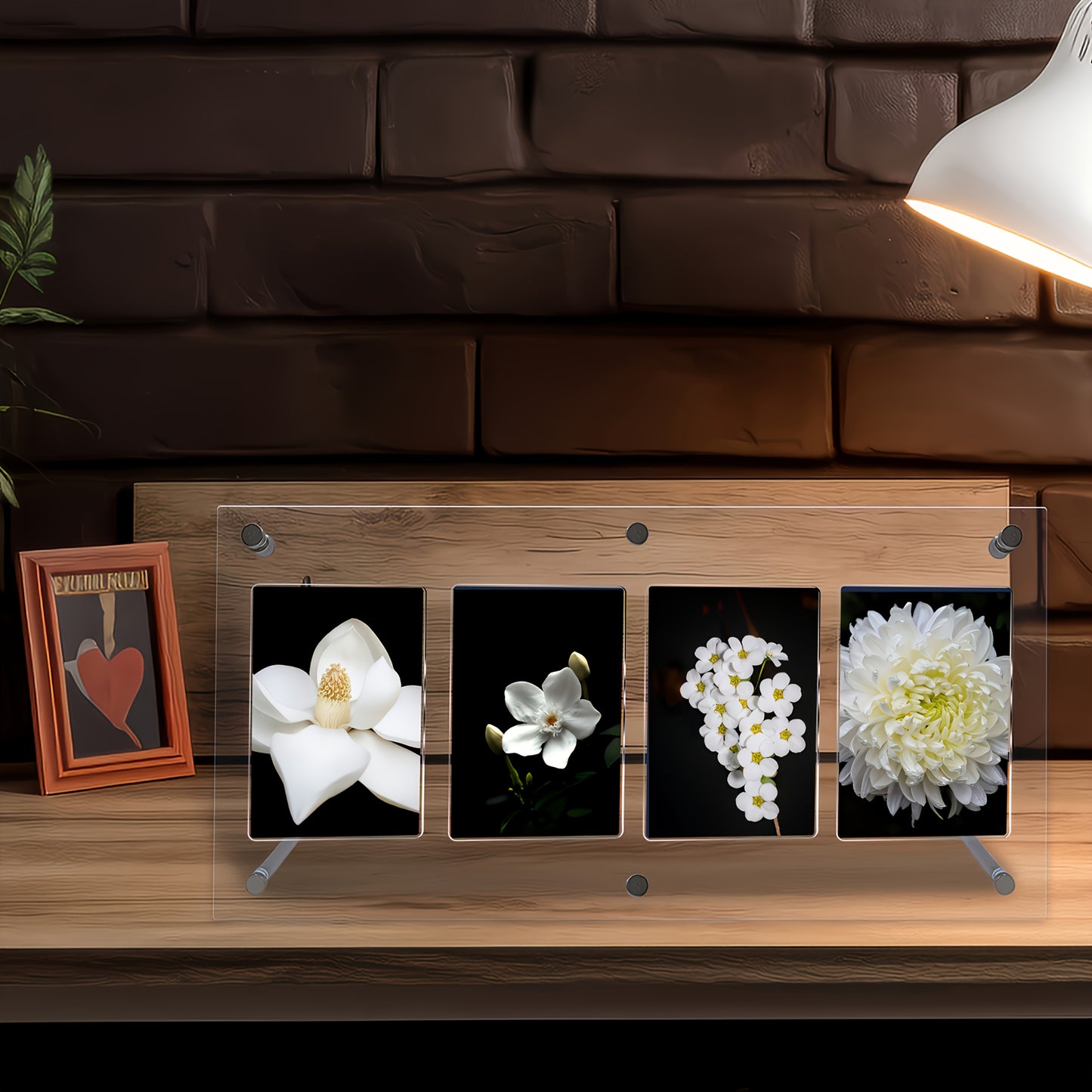 Display stand acrílico transparente para 4 photocards, diseño paisaje montañoso, disponible en SakuPop RD.
