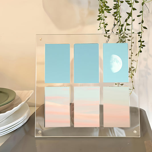 Display stand acrílico transparente para 6 photocards, diseño paisaje montañoso, disponible en SakuPop RD.